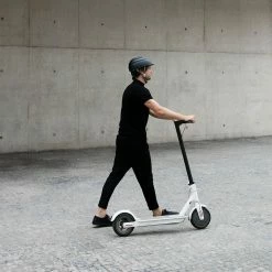 Closca Helmet - Black -Cycling Accessories Shop Mesa de trabajo 2 1 1000x1000 2e89d82f be7d 4150 8631 42663674968c