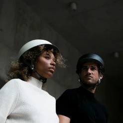 Closca Helmet - White 12 Closca Helmet - White -Cycling Accessories Shop Mesa de trabajo 3 1000x 363c2d0b b3d4 4ff6 b2ba 4a652caee7b5