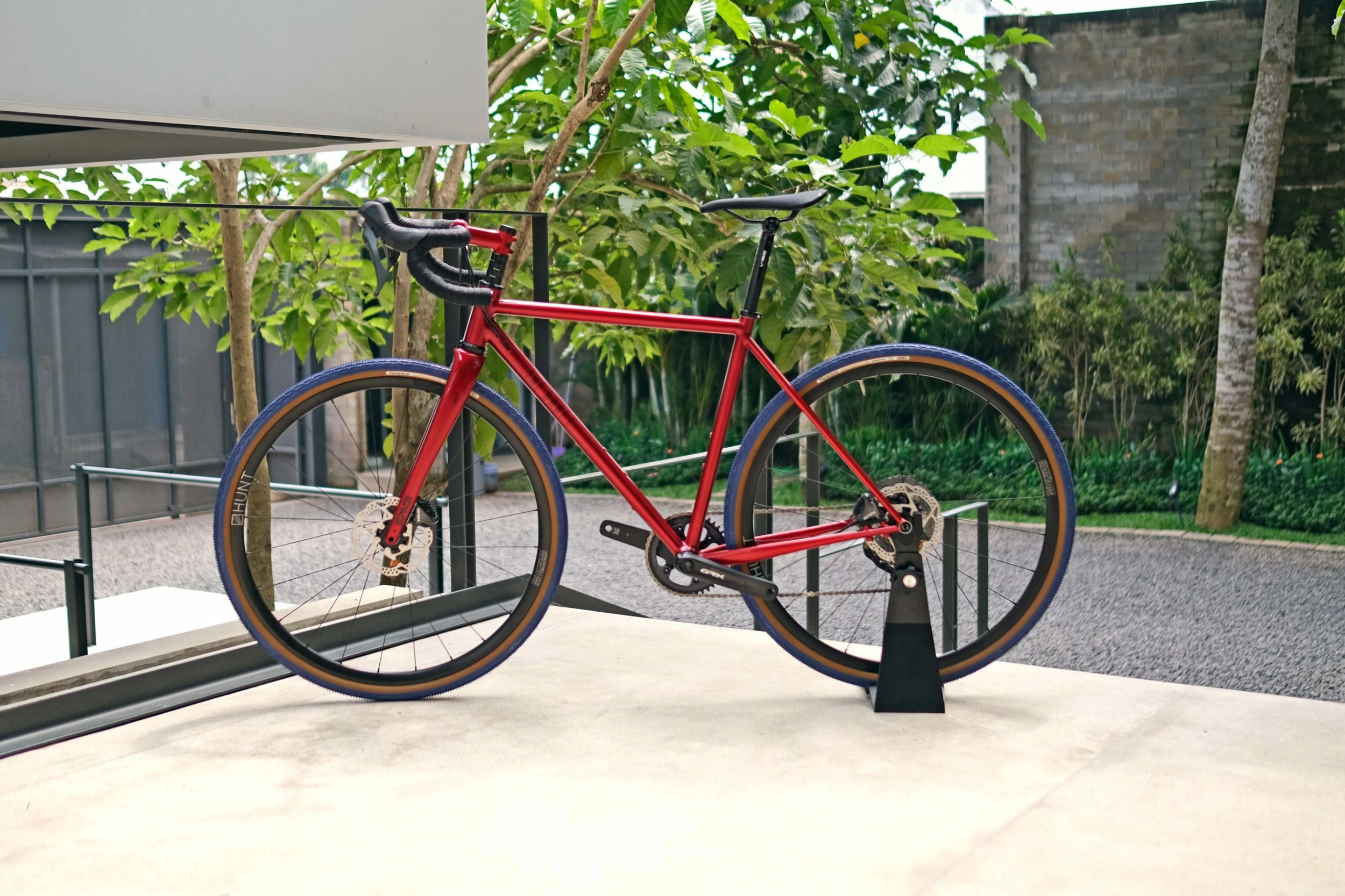 The Draft Comet Eater Gravel Bike - Candy Red 4 The Draft Comet Eater Gravel Bike - Candy Red - Image 2